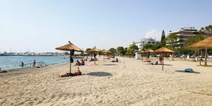 Λουόμενοι στην παραλία Γλυφάδας στα μέσα του Σεπτέμβρη
