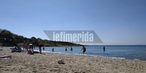 Κόσμος στην παραλία