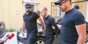 Ο Γιάννης Παρασκάκης κρατείται από αστυνομικούς