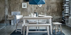 Τραπεζαρία με λευκό τραπέζι και καρέκλες, γαλάζιο φωτιστικό 