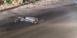 Ηλεκτρικό πατίνι στο οδόστρωμα σε δρόμο της Χίου
