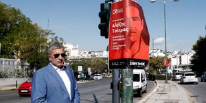 Ο Γιώργος Πατούλης μπροστά από αφίσα για την ομιλία του Αλέξη Τσίπρα