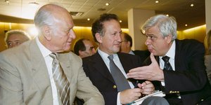 Ο Προκόπης Παυλόπουλος απευθύνεται στον Αντώνη Λιβάνιο