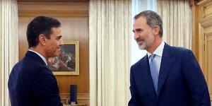 Ο ηγέτης των Σοσιαλιστών Πέδρο Σάντσεθ σε χειραψία με τον βασιλιά της Ισπανίας Φελίπε