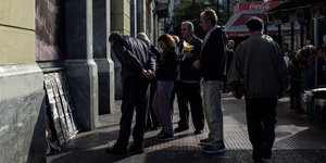 Περαστικοί διαβάζουν εφημερίδες