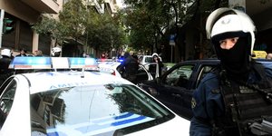 Χούλιγκαν επιτέθηκαν σε περιπολικό και μηχανές της ΕΛΑΣ -Δύο τραυματίες αστυνομικοί