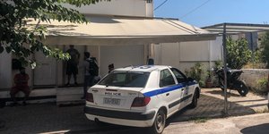 Περιπολικό έξω από σπίτι