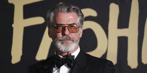 Ο Πιρς Μπρόσναν με παπιγιόν και γυαλιά ηλίου