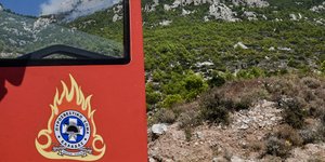 Πόρτα πυροσβεστικού οχήματος στο πεδίο της φωτιάς