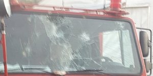 Με σπασμένο παρμπρίζ βγήκε από τη Μόρια όχημα της Πυροσβεστικής