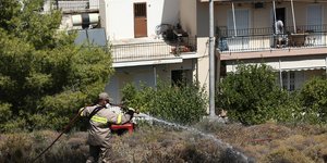 Πυροσβεστική φωτιά πολυκατοικίες στο βάθος