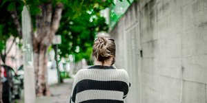 Γυναίκα περπατά με γυρισμένη την πλάτη