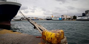 Δεμένο πλοίο σε κάβο στο λιμάνι του Πειραιά