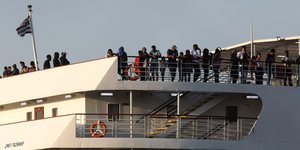 Πρόσφυγες φεύγουν με πλοίο από τη Λέσβο με προορισμό τη Β.Ελλάδα