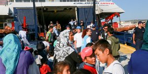 Με πλοία μεταφέρονται πρόσφυγες από τη Λέσβο στη Β.Ελλάδα