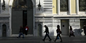 Πολίτες περπατούν σκιές