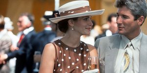 H Τζούλια Ρόμπερτς με πουά φόρεμα, καπέλο και γάντια λευκά κρατάει σαμπάνια