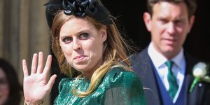 Η πριγκίπισσα Βεατρίκη με πράσινο φόρεμα και μαύρη στέκα χαιρετά τον κόσμο