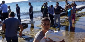 Προσφυγες κόσμος στην ακτή