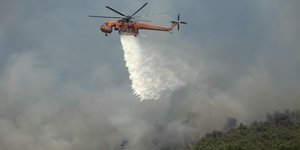 Σε εξέλιξη για τρίτη μέρα η πυρκαγιά στο Λουτράκι