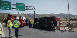Πυροσβεστικό όχημα αναποδογυρισμένο και άνδρες της τροχαίας