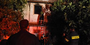 Πυροσβέστες σβήνουν φωτιά σε σπίτι στο Ναύπλιο