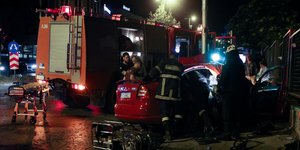 Πυροσβέστες απεγκλωβίζουν άτομο από αυτοκίνητο