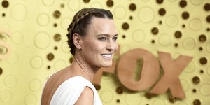 Η Ρόμπιν Ράιτ με λευκό φόρεμα και πλεξούδες στα μαλλιά 