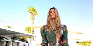 H Ρούλα Σταματοπούλου με boho μακρύ φόρεμα ποζάρει δίπλα σε πισίνα