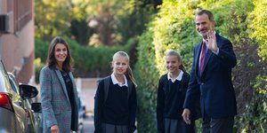 βασιλιάς Φελίπε και βασίλισσας Λετίθια συνοδεύουν τις κόρες τους στο σχολείο