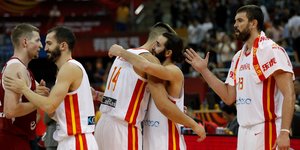 Ο Ρίκι Ρούμπιο πανηγυρίζει με συμπαίκτες του στην Ισπανία