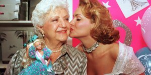 Η Ρουθ Χάντλερ κρατά μια Barbie στο χέρι