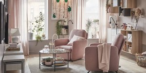 Σαλόνι διαμερίσματος με ροζ πολυθρόνες, τραπεζάκι, χαλί