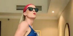 Η Σάντι Μόρις με γυαλιά ηλίου
