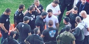 Ο Γιώργος Σαββίδης με αγνώστους στον αγωνιστικό χώρο