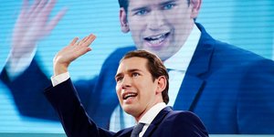 Ο ηγέτης του Λαϊκού Κόμματος στην Αυστρία χαιρετά οπαδούς του κόμματός του μετά τη νίκη στις εκλογές