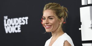 Η Σιένα Μίλερ με λευκό ρούχο χαμογελά