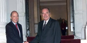 Σημίτης Σιράκ στα σκαλιά του Μαξίμου