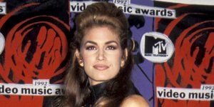 Σίντι Κρόφορντ με κορσέ 27 χρόνια πριν