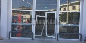 Εικόνα του συνεργείου που έπεσε θύμα των ληστών που μπουκάρουν σε καταστήματα με αυτοκίνητο
