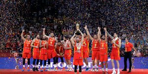 Απονομή στο Μουντομπάσκετ 2019 για την Ισπανία