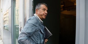 Ο Σταύρος Θεοδωράκης με τζιν μπουφάν