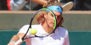 Ο Στέφανος Τσιτσιπάς κρατά ρακέτα