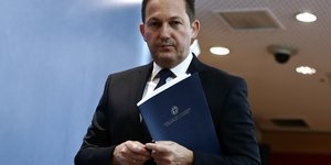 Στέλιος Πέτσας με βιβλίο στο χέρι 