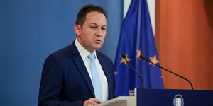 Ο Στέλιος Πέτσας μιλάει στο βήμα