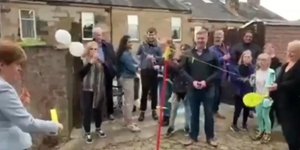 Η Νίκολα Στέρτζον παίζει swingball