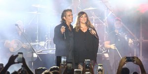 Ο Διονύσης Σχοινάς και η Καίτη Γαρμπή στην σκηνή ντυμένοι στα μαύρα