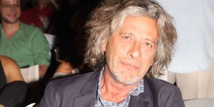 Ο Τάκης Σπυριδάκης με μπλε σακάκι