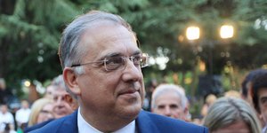 Ο υπουργός Εσωτερικών της κυβέρνησης Μητσοτάκη, Τάκης Θεοδωρικάκος με μπλε κοστούμι και γραβάτα