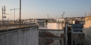 Ταράτσες πολυκατοικιών και κεραίες τηλεοράσεως πάνω από την Αθήνα